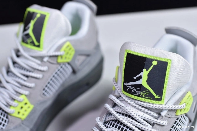 Neon CT5342-007 SE Jordan Air 4 0710